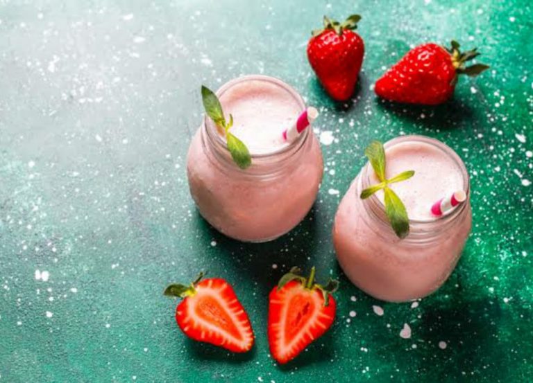 Batidinha especial com morango, vodka e leite condensado: uma mistura deliciosa