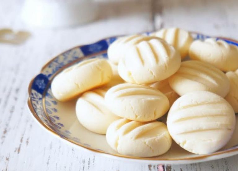 O biscoito de nata low carb fica uma delícia servido com café