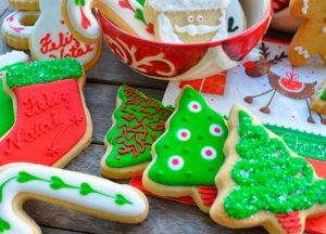 A temporada natalina está aberta finalmente! A coluna WebNews, do Folha Go, não vai te deixar perder nenhuma tradição! Hoje (24/11), um mês para a tão sonhada data, vamos te apresentar os biscoitos decorados para o Natal. Assim, leia mais: Bolo de frutas cristalizadas: aprenda a receita porque o Natal vem aí Essa data é certamente religiosa, mas mesmo os que não são cristãos se envolvem com a ocasião. Afinal, o Natal é especial, cheio de amor e com muitos significados. Por isso, a matéria a seguir vai te contar um pouco da história dos bisocoitinhos e mostrar uma das melhores receitas. Confira conosco! A tradição natalina dos biscoitos É um fato! A família toda se junta para celebrar a data, não podendo faltar muita comida gostosa. O biscoito natalino decorado é uma tradição vinda de países estrangeiros, tendo chegado há pouco no Brasil. Ele conquistou diversas pessoas não somente pela beleza e sabor, mas pela facilidade no preparo. Em se tratando de história, essa gostosura temática vem lá da Idade Média, tendo muitas histórias diferentes no que diz respeito à sua origem. Uma dessas histórias conta que os biscoitos decorados para o Natal surgiram no país alemão. Entre mosteiros e conventos, as guloseimas serviam como enfeites para as árvores natalinas. Entretanto, só eram saboreadas durante a ceia. Assim, famílias alemãs até hoje valorizam tal costume. Ademais: Pudim de panetone com o gostinho antecipado de Natal; confira Existe também outra história acerca da tradição dos biscoitinhos. De acordo com informações, esse hábito da preparação dos doces surgiu no Natal de 1875, lá na Escandinávia. Reza a lenda antiga, que uma senhorinha assou biscoitos com formatos de homenzinhos. Depois de abrir seu forno, os doces ganharam vida e pularam do forno. Eles nunca mais foram encontrados. As histórias na Europa não terminam por aí. Diversos historiadores dizem que as primeiras guloseimas natalinas foram pedidas pela famosa Rainha Elizabeth I. Ela queria servir juntamente com seu chá das cinco tradicional. Nessa época, os biscoitos já possuíam formatos de homenzinhos, mas eram feitos com massa sabor pão de mel e gengibre. Cada um dos biscoitinhos representava os convidados da rainha. Receita de biscoitos decorados para o Natal de chocolate Servindo de lembrancinha, ainda mais nos tempos de crise, pode até mesmo ser uma fonte de renda. Os biscoitos decorados para o Natal de chocolate são uma variação da receita tradicional. A maior parte das pessoas ama chocolate. Portanto, fazer biscoitinhos natalinos usando esse ingrediente é sucesso garantido. O rendimento é de 20 a 30 porções e o tempo de preparo é de aproximadamente 1 hora. Veja só! Ingredientes: • ¾ de xícara de chá de manteiga ou margarina, mas sem sal; • ½ de xícara de chá com chocolate em pó; • 2 xícaras de chá da farinha de trigo; • 1 xícara de chá do açúcar refinado; • 1 ovo inteiro. Modo de preparar: Em um vasilhame, reúna os ingredientes, misturando bem, de preferência com os dedos. A massa deve ficar bem homogênea, bem como lisa. Enrole a massa no plástico filme, levando para a geladeira por mais ou menos 30 minutos. Em seguida, abra essa massa sobre uma superfície, cortando os biscoitinhos da forma como preferir. Pré-aqueça o forno a uma temperatura de 160º C. Leve os biscoitos para assar por aproximadamente 10 minutos. Retire-os do forno quando estiverem assados, deixando esfriar em seguida. Para decorar, é possível derreter um pedaço de chocolate, assim como cobrir os biscoitos. Use confeitos, chantilly, entre outros ingredientes. Abuse da sua criatividade nessa hora. Os biscoitos decorados para o Natal dependem somente da sua imaginação para ficarem bonitos, pois o sabor... Hum...! Você conhece outras receitas natalinas de biscoitos? Comente abaixo seus segredinhos! Portanto, leia também: Enfeites baratos de Natal; veja 05 ideias para inspirar gastando pouco https://casaefesta.com/biscoitos-de-natal-decorados/#:~:text=Uma%20delas%20diz%20que%20os,podiam%20ser%20saboreados%20na%20ceia.&text=Diz%20a%20lenda%20que%20uma,vida%20e%20pulou%20do%20forno. Biscoitos decorados para o Natal: aprenda essa receita e ganhe dinheiro