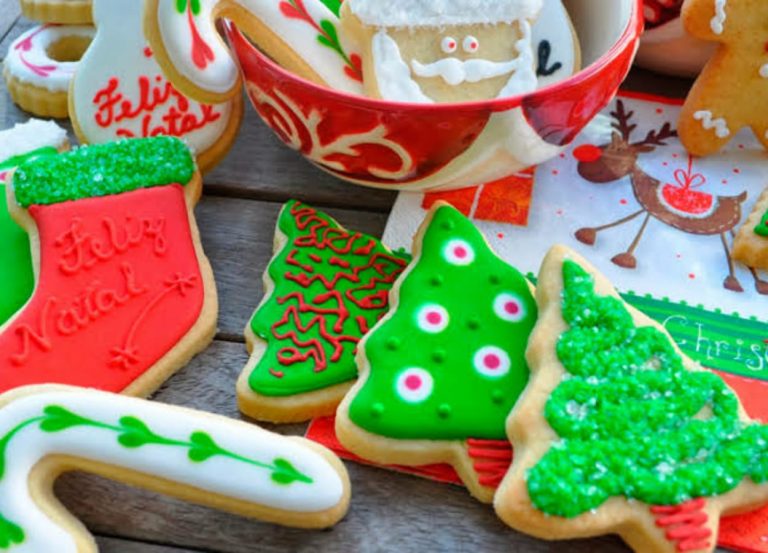 A temporada natalina está aberta finalmente! A coluna WebNews, do Folha Go, não vai te deixar perder nenhuma tradição! Hoje (24/11), um mês para a tão sonhada data, vamos te apresentar os biscoitos decorados para o Natal. Assim, leia mais: Bolo de frutas cristalizadas: aprenda a receita porque o Natal vem aí Essa data é certamente religiosa, mas mesmo os que não são cristãos se envolvem com a ocasião. Afinal, o Natal é especial, cheio de amor e com muitos significados. Por isso, a matéria a seguir vai te contar um pouco da história dos bisocoitinhos e mostrar uma das melhores receitas. Confira conosco! A tradição natalina dos biscoitos É um fato! A família toda se junta para celebrar a data, não podendo faltar muita comida gostosa. O biscoito natalino decorado é uma tradição vinda de países estrangeiros, tendo chegado há pouco no Brasil. Ele conquistou diversas pessoas não somente pela beleza e sabor, mas pela facilidade no preparo. Em se tratando de história, essa gostosura temática vem lá da Idade Média, tendo muitas histórias diferentes no que diz respeito à sua origem. Uma dessas histórias conta que os biscoitos decorados para o Natal surgiram no país alemão. Entre mosteiros e conventos, as guloseimas serviam como enfeites para as árvores natalinas. Entretanto, só eram saboreadas durante a ceia. Assim, famílias alemãs até hoje valorizam tal costume. Ademais: Pudim de panetone com o gostinho antecipado de Natal; confira Existe também outra história acerca da tradição dos biscoitinhos. De acordo com informações, esse hábito da preparação dos doces surgiu no Natal de 1875, lá na Escandinávia. Reza a lenda antiga, que uma senhorinha assou biscoitos com formatos de homenzinhos. Depois de abrir seu forno, os doces ganharam vida e pularam do forno. Eles nunca mais foram encontrados. As histórias na Europa não terminam por aí. Diversos historiadores dizem que as primeiras guloseimas natalinas foram pedidas pela famosa Rainha Elizabeth I. Ela queria servir juntamente com seu chá das cinco tradicional. Nessa época, os biscoitos já possuíam formatos de homenzinhos, mas eram feitos com massa sabor pão de mel e gengibre. Cada um dos biscoitinhos representava os convidados da rainha. Receita de biscoitos decorados para o Natal de chocolate Servindo de lembrancinha, ainda mais nos tempos de crise, pode até mesmo ser uma fonte de renda. Os biscoitos decorados para o Natal de chocolate são uma variação da receita tradicional. A maior parte das pessoas ama chocolate. Portanto, fazer biscoitinhos natalinos usando esse ingrediente é sucesso garantido. O rendimento é de 20 a 30 porções e o tempo de preparo é de aproximadamente 1 hora. Veja só! Ingredientes: • ¾ de xícara de chá de manteiga ou margarina, mas sem sal; • ½ de xícara de chá com chocolate em pó; • 2 xícaras de chá da farinha de trigo; • 1 xícara de chá do açúcar refinado; • 1 ovo inteiro. Modo de preparar: Em um vasilhame, reúna os ingredientes, misturando bem, de preferência com os dedos. A massa deve ficar bem homogênea, bem como lisa. Enrole a massa no plástico filme, levando para a geladeira por mais ou menos 30 minutos. Em seguida, abra essa massa sobre uma superfície, cortando os biscoitinhos da forma como preferir. Pré-aqueça o forno a uma temperatura de 160º C. Leve os biscoitos para assar por aproximadamente 10 minutos. Retire-os do forno quando estiverem assados, deixando esfriar em seguida. Para decorar, é possível derreter um pedaço de chocolate, assim como cobrir os biscoitos. Use confeitos, chantilly, entre outros ingredientes. Abuse da sua criatividade nessa hora. Os biscoitos decorados para o Natal dependem somente da sua imaginação para ficarem bonitos, pois o sabor... Hum...! Você conhece outras receitas natalinas de biscoitos? Comente abaixo seus segredinhos! Portanto, leia também: Enfeites baratos de Natal; veja 05 ideias para inspirar gastando pouco https://casaefesta.com/biscoitos-de-natal-decorados/#:~:text=Uma%20delas%20diz%20que%20os,podiam%20ser%20saboreados%20na%20ceia.&text=Diz%20a%20lenda%20que%20uma,vida%20e%20pulou%20do%20forno. Biscoitos decorados para o Natal: aprenda essa receita e ganhe dinheiro