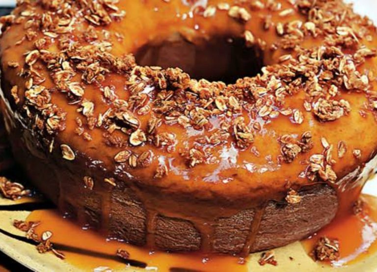 Bolo de mamão com iogurte e calda caramelada: uma deliciosa opção de lanche para o fim de semana