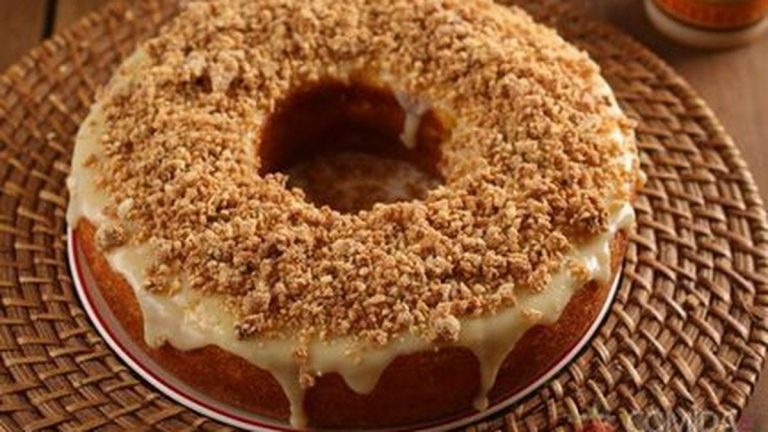 bolo de paçoca coberto com doce de leite