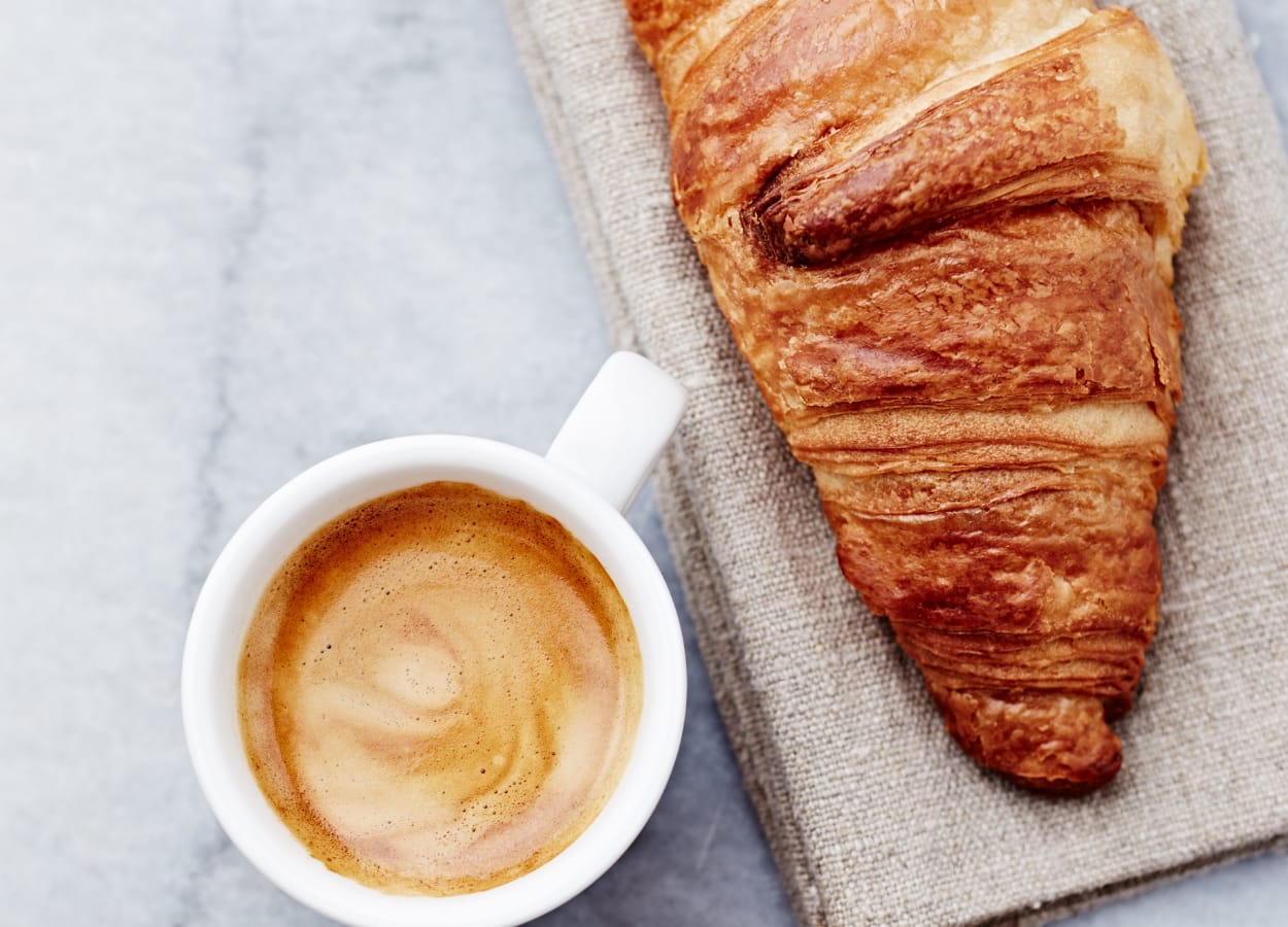 O croissant é um pãozinho que levava na sua massa boas quantidades de manteiga