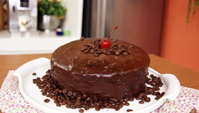 Bolo de ouro com café