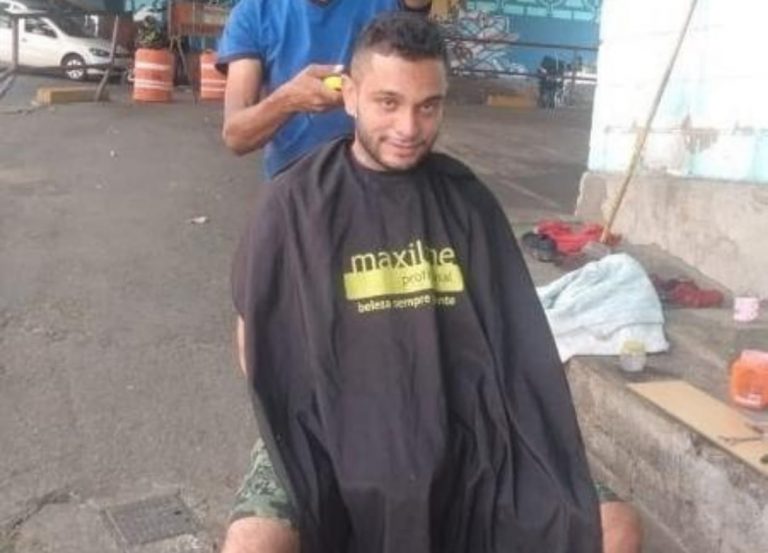 Festa debaixo do viaduto: ex-detento se forma em Belo Horizonte depois de descobrir talento