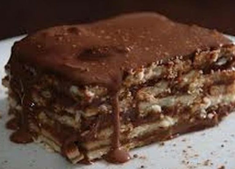 O pavê de chocolate é uma sobremesa bastante popular e simples de fazer