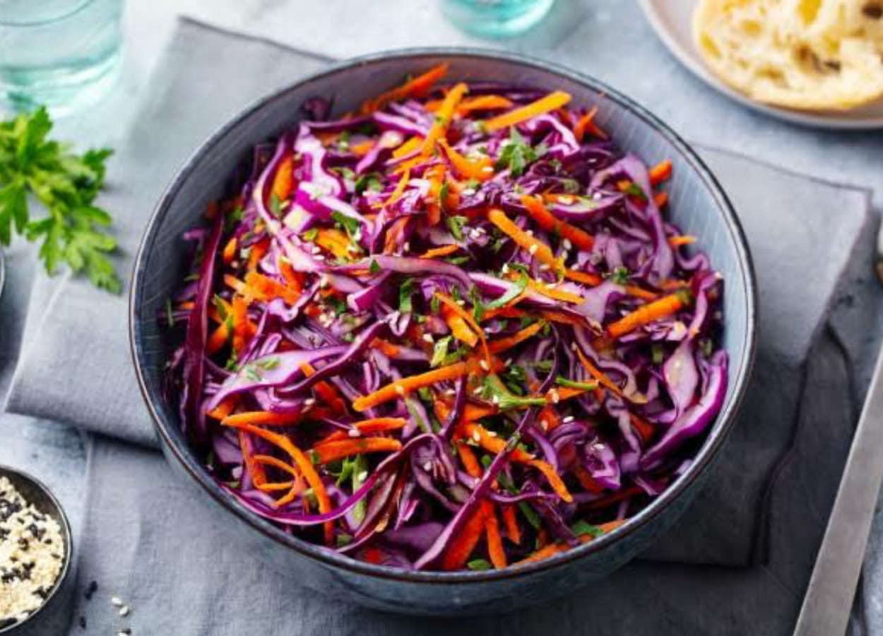 Salada colorida com repolho cru, prática e deliciosa; confira a receita