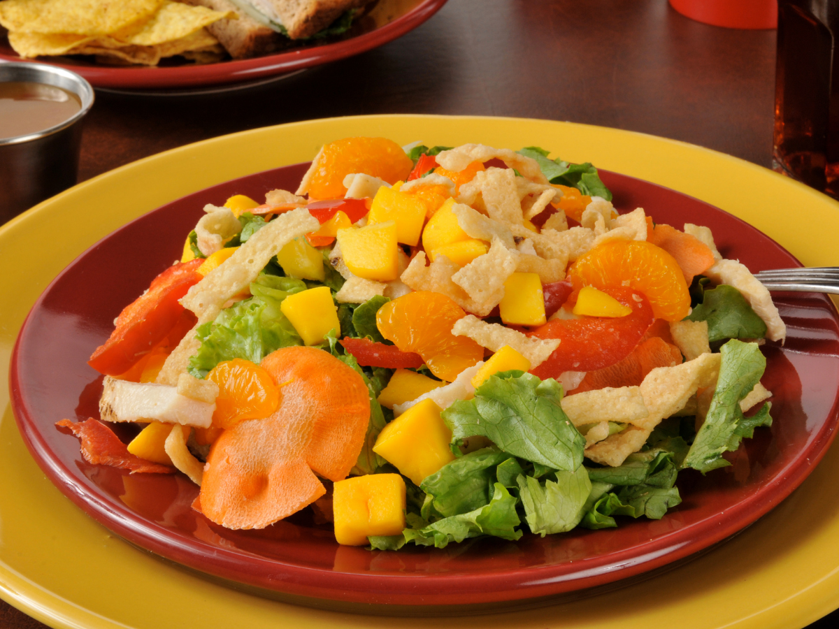 Salada tropical no prato