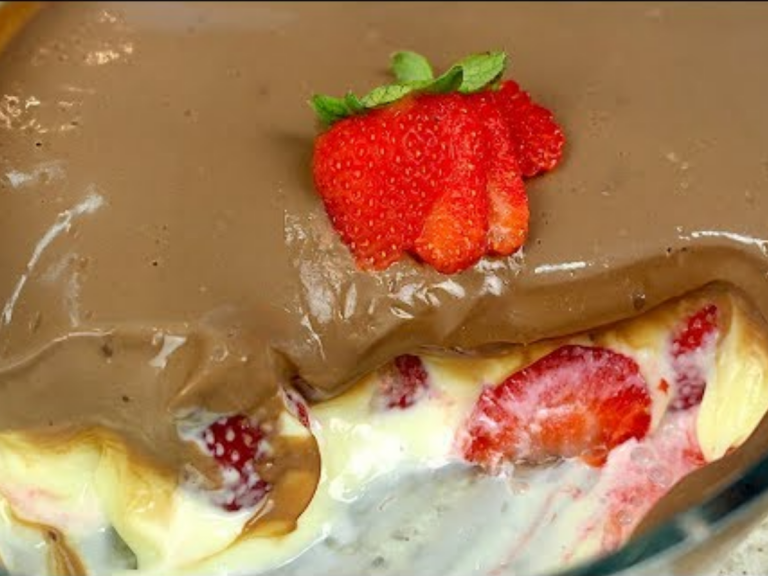 Sobremesa de leite ninho na travessa