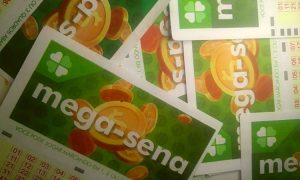 O sorteio da Mega-Sena de hoje (25) estima prêmio de 3 milhões de reais/ Créditos: Folha Go