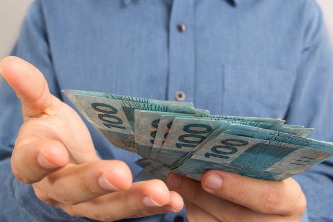 Abono para aposentados e pensionistas Liberado abono extra de R$ 2 mil a aposentados e pensionistas (imagem: divulgação/Exame)