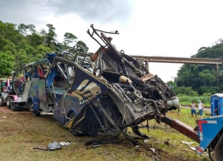 Acidente em João Monlevade; vítimas são enterradas e motorista se apresenta na Delegacia
