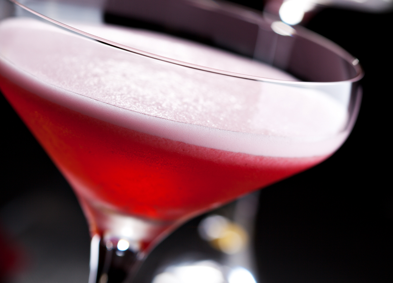 Clover Club é um lindo drink refrescante, o vermelho intenso dele combina bem com o toque de frescor que ele carrega