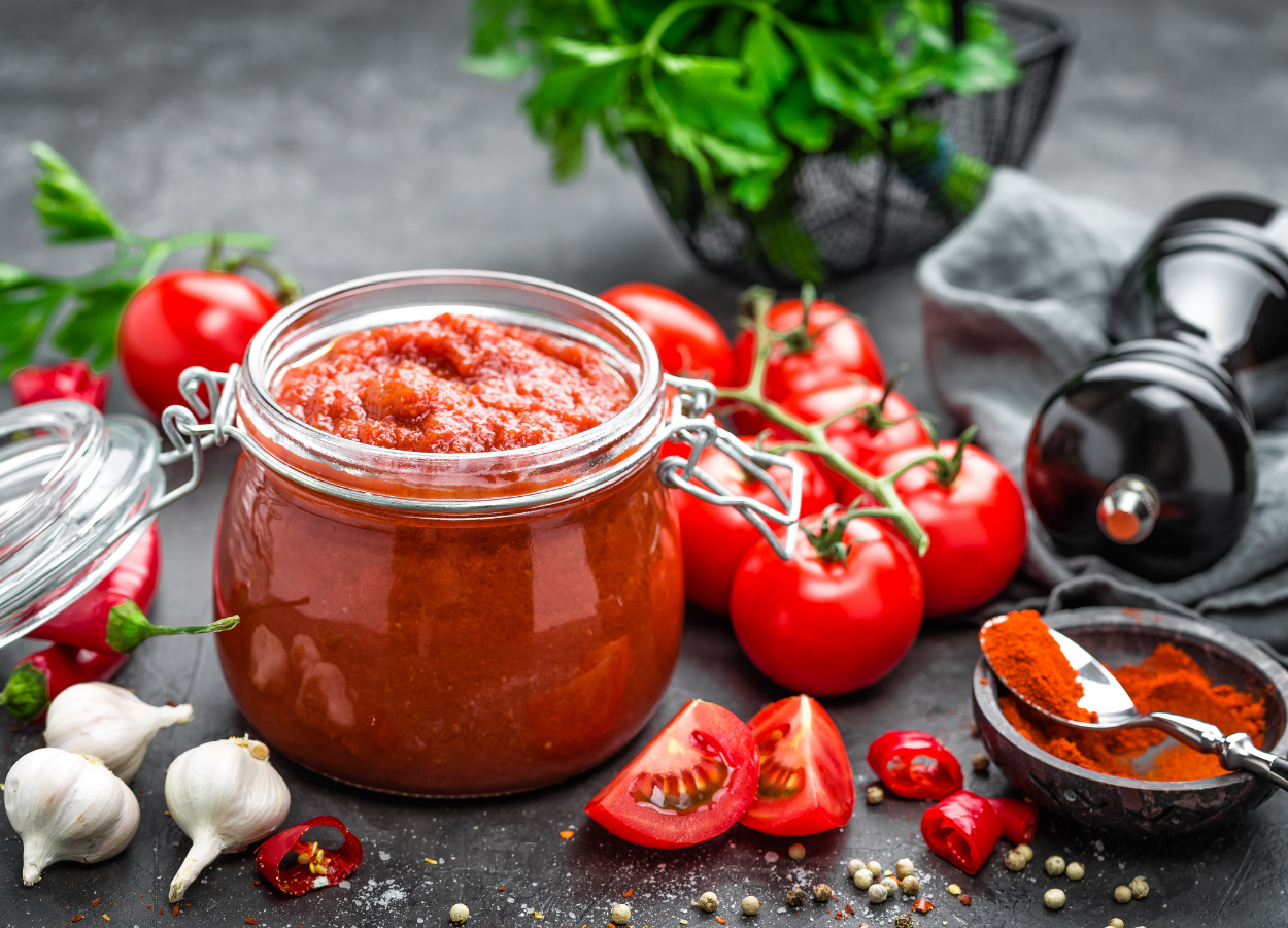 Aprenda a fazer um delicioso molho de tomate caseiro, e consequentemente nunca mais precise recorrer a molhos prontos. Faça e deixe guardado no congelador. Uma opção saudável sempre a mão