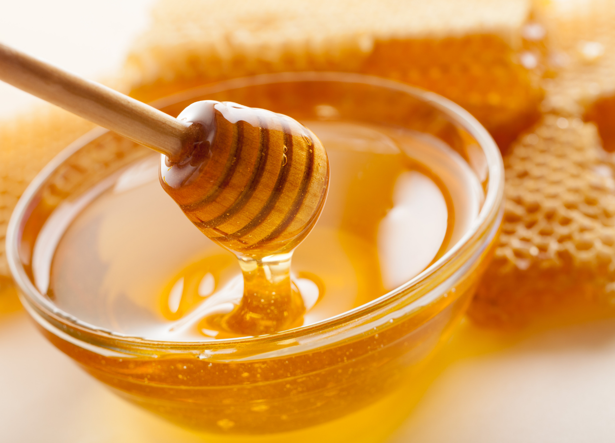 O mel é um alimento saudável e com propriedades importantes para o corpo humano. Seu consumo é altamente recomendável, tanto no dia a dia, quando como auxílio no combate de diversas doença