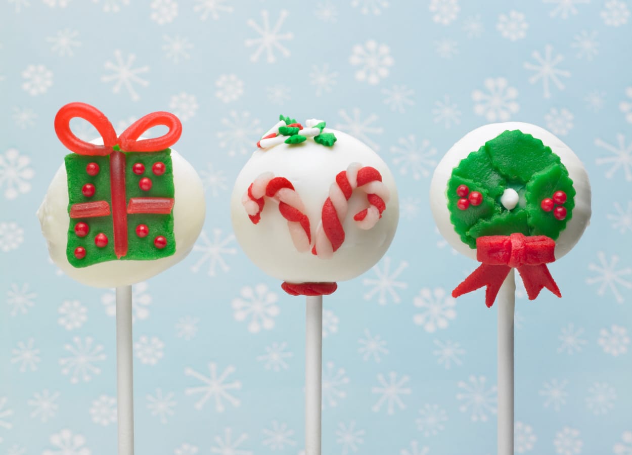 O popcake para decorar a mesa de Natal é bem simples de fazer