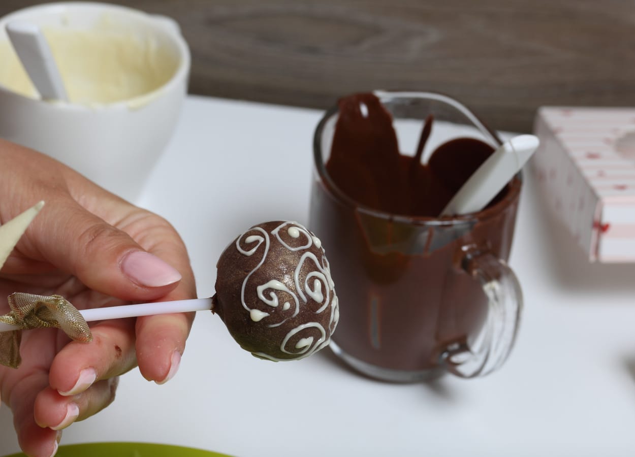 É possível cobrir o doce com vários tipos de chocolate