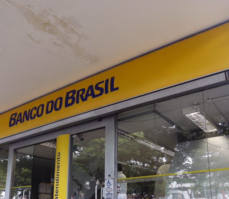 Funcionários do Banco do Brasil fazem greve em protesto a demissões