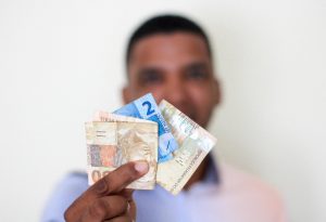 Qual valor do Bolsa Família em janeiro 2021? Governo deve se posicionar; confira