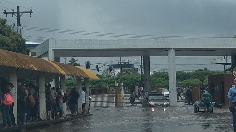Alunos da UFPa ilhados no portão 3 da instituição - Foto Reprodução G1 Globo