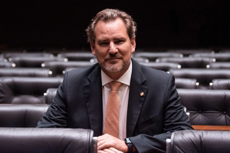 Alexis Fonteyne reclama de postura do governo: ‘o Brasil cansou de amadorismo’