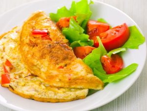 Omelete com frango desfiado para o jantar.