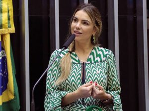 Paula Belmonte comemora aprovação de PL que permite volta às aulas