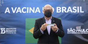 Deputado afirma que Bolsonaro deixou de adquirir 700 milhões de doses da vacina contra a Covid-19