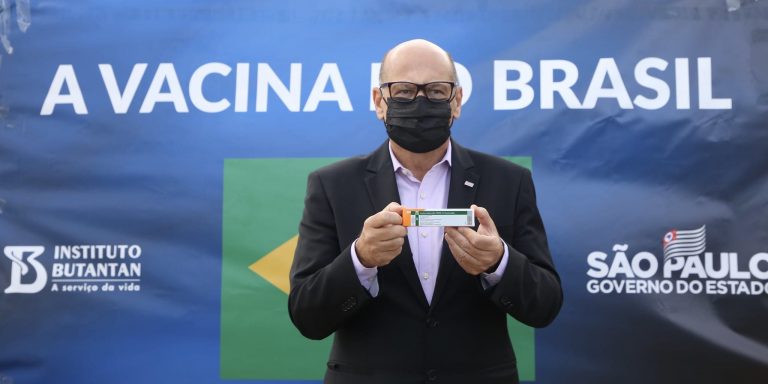 Deputado afirma que Bolsonaro deixou de adquirir 700 milhões de doses da vacina contra a Covid-19