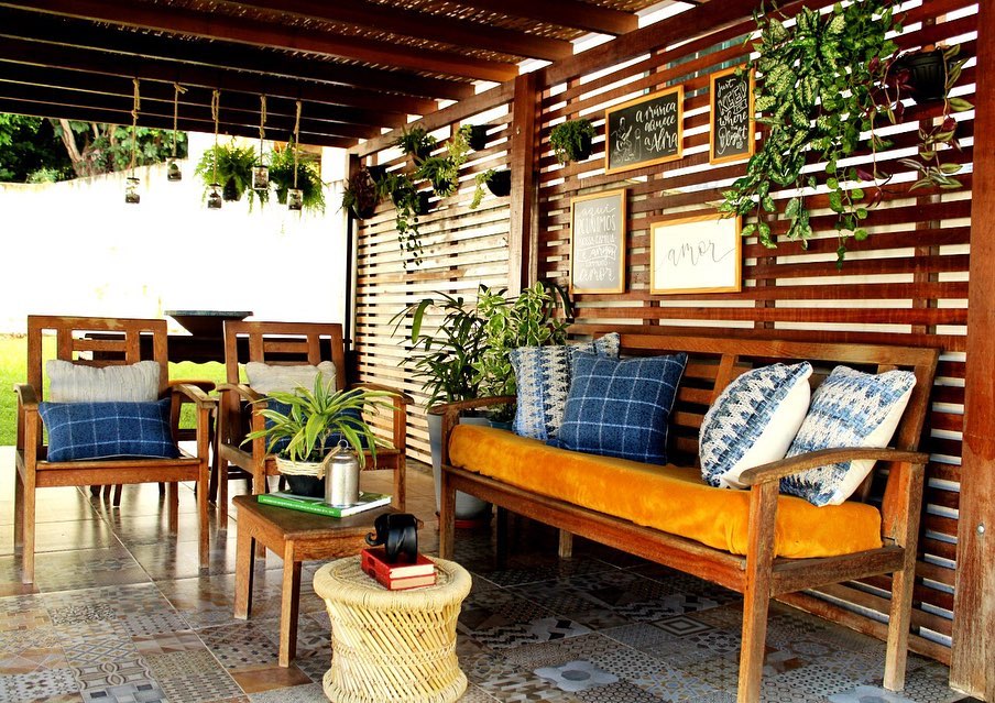 Como decorar varanda com plantas: veja ideias simples para seguir