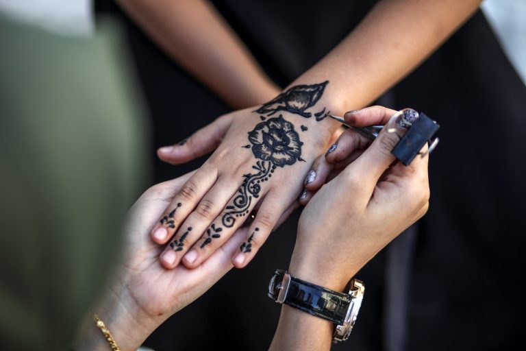 Como tirar henna da pele: confira dicas simples e fáceis agora mesmo