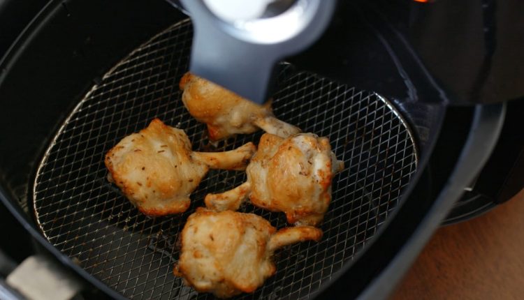 Coxinhas de frango preparadas na Air Fryer: conheça uma receita simples e sem bagunça na cozinha