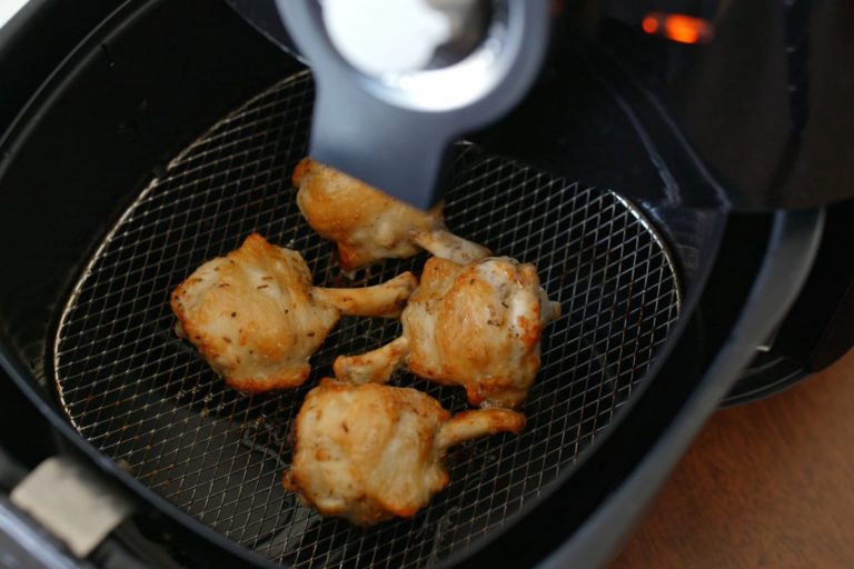 Coxinhas de frango preparadas na Air Fryer: conheça uma receita simples e sem bagunça na cozinha