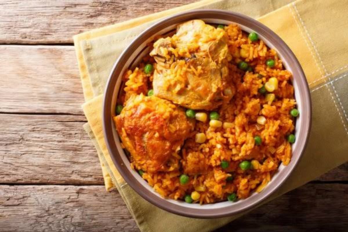 Prato para o almoço ou jantar: Essa é uma forma tradicional de se deliciar com a galinha junto do arroz ensopado, especialidade do interior do Brasil