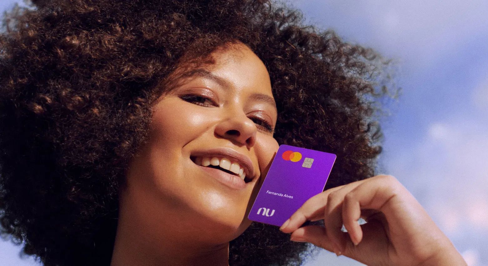 Sacar dinheiro com o cartão Nubank? Entenda como é possível