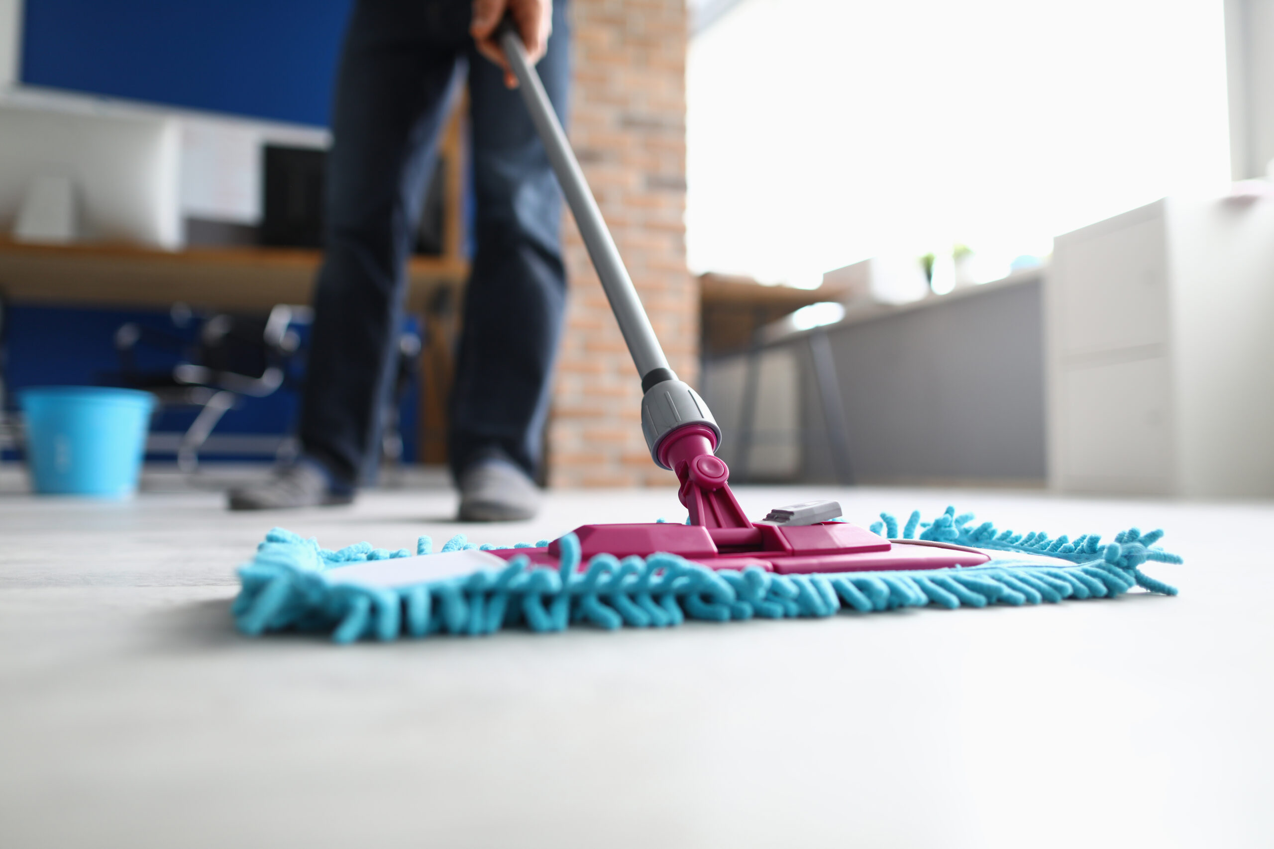 5 dicas para limpar porcelanato: conheça maneiras facilitadas e corretas para ter um chão com brilho