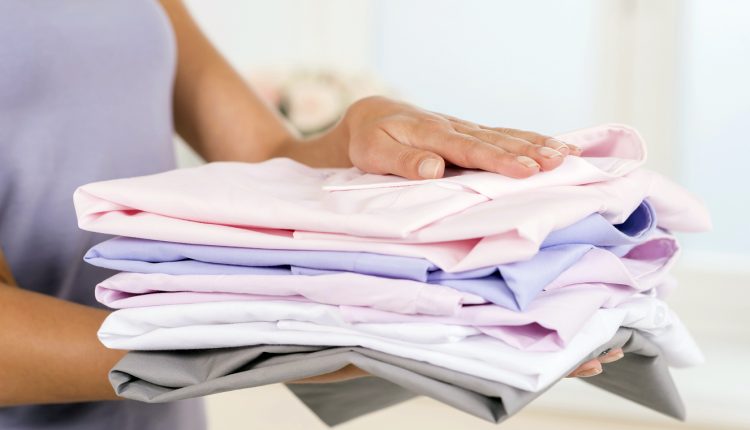 Como limpar roupa branca manchada de vermelho: confira receitinha caseira e dicas na hora de lavar