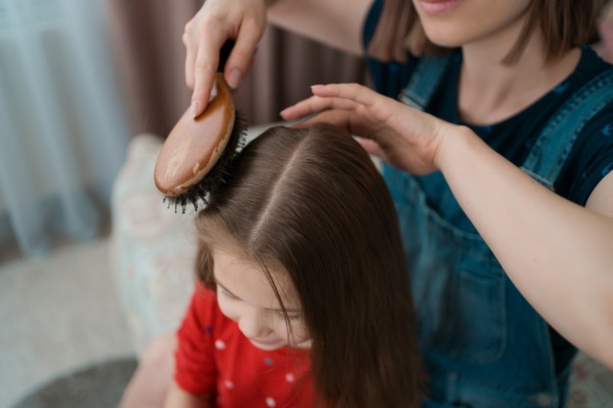 Veja agora Como desembaraçar fácil cabelo de criança - Reprodução Freepik