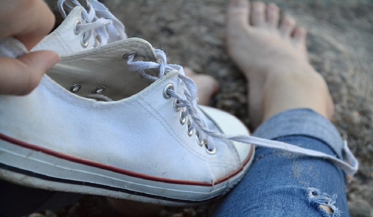 Como limpar tênis branco encardido com 3 receitas caseiras fáceis e baratas  - Folha GO