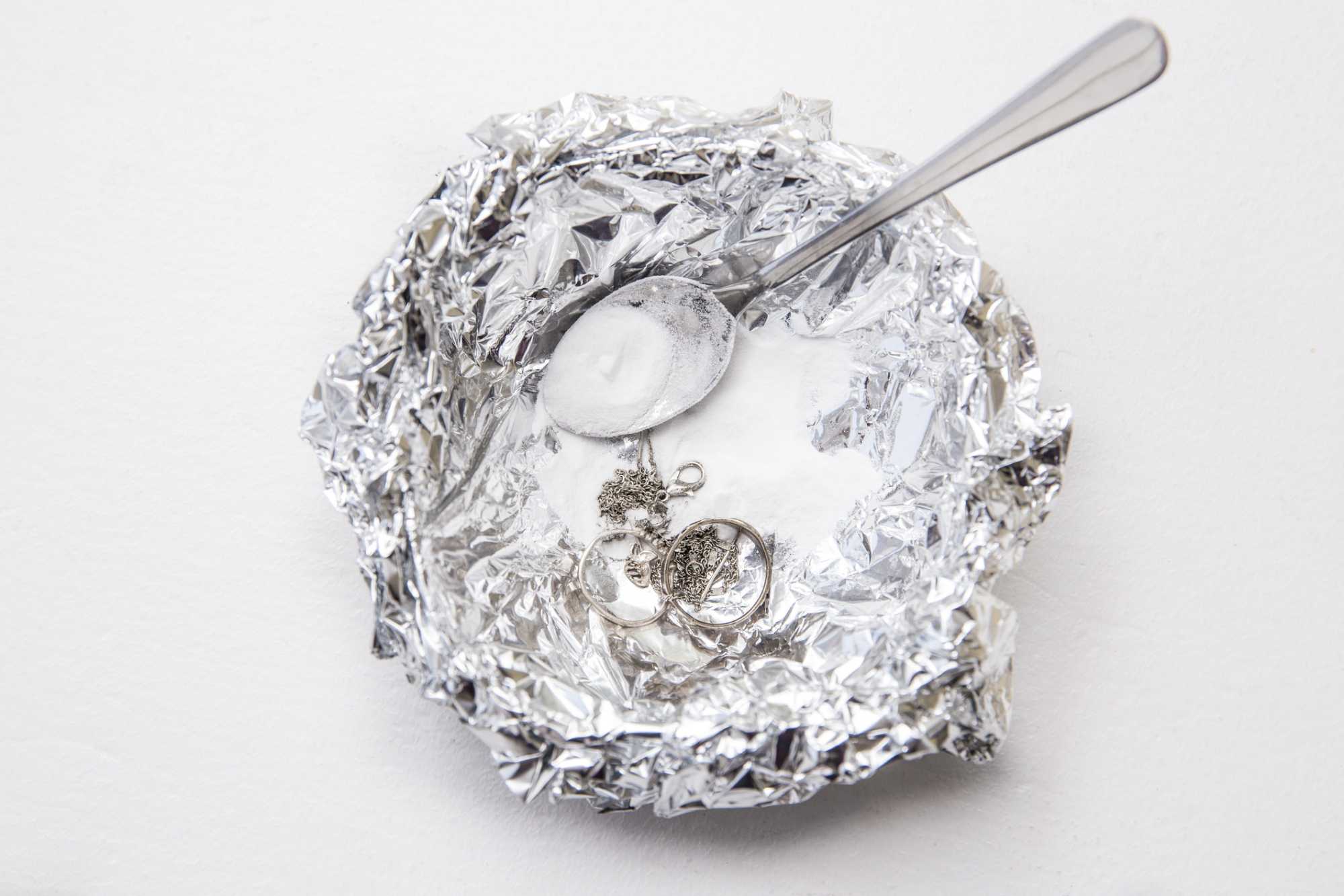 Como limpar prata com bicarbonato: veja as dicas de como deixar suas peças brilhando
