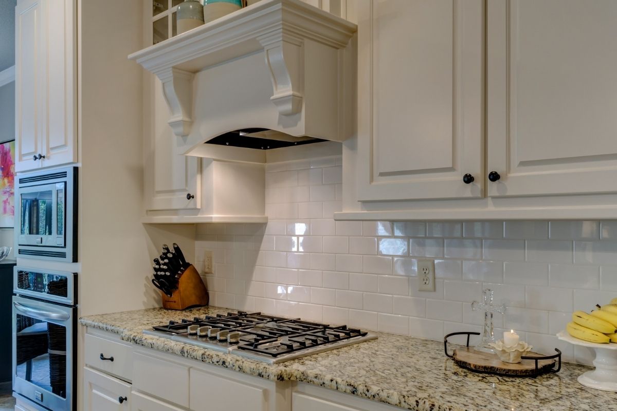 Como acabar com cheiro de mofo dos armários? Dicas para acabar definitivamente com esse problema em casa Reprodução Canva