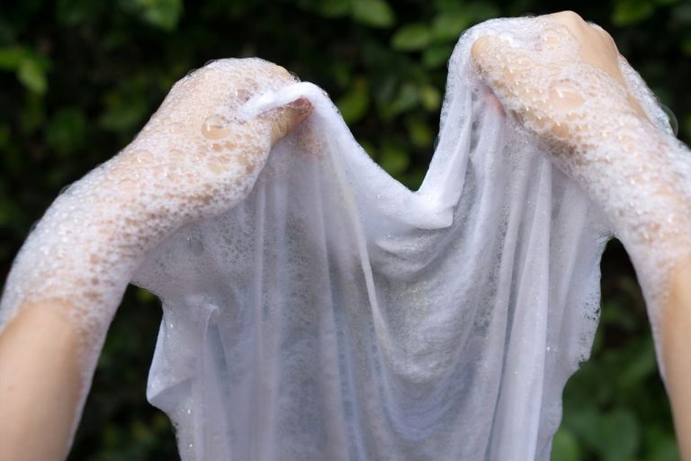 Como tirar mancha de roupa branca: conheça 5 métodos que funcionam - Reprodução: Canva