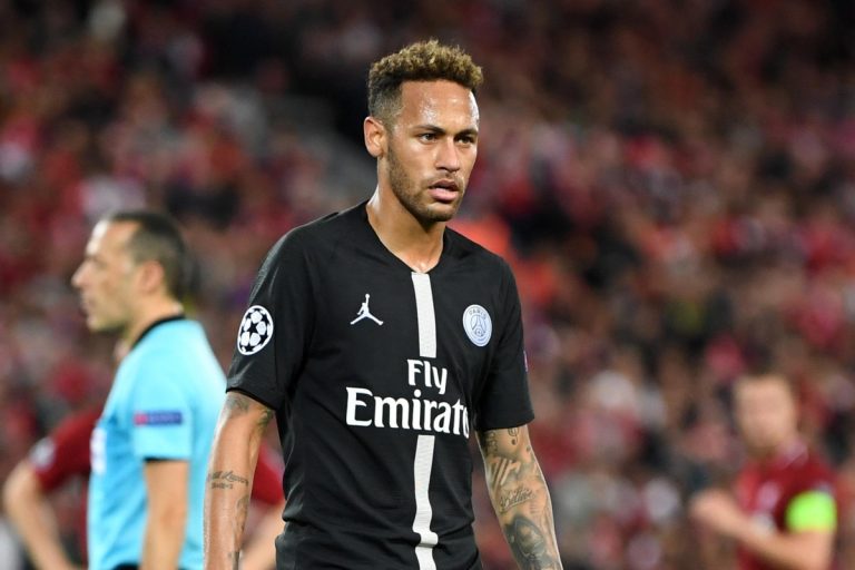 Jornalista comenta que Neymar sempre chega embriagado aos treinos