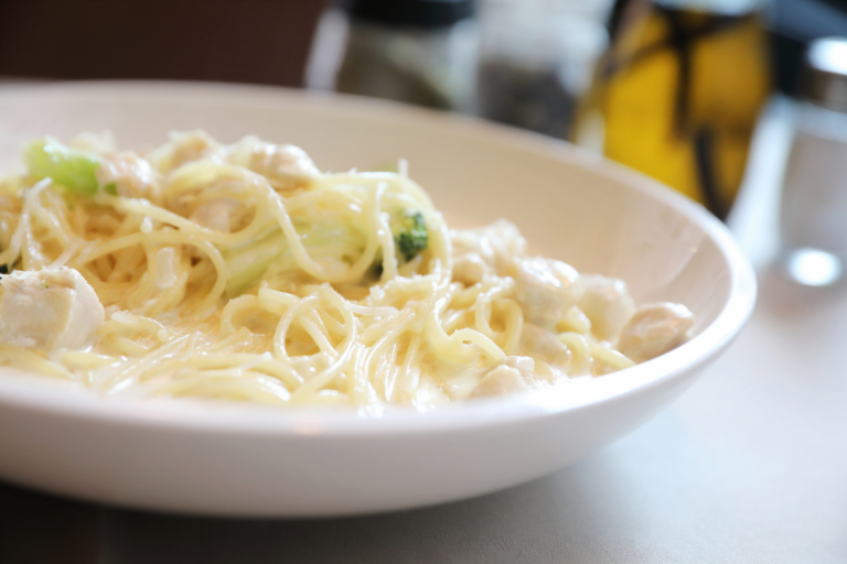 Macarrão com brócolis e creme de leite - Fonte: Canva