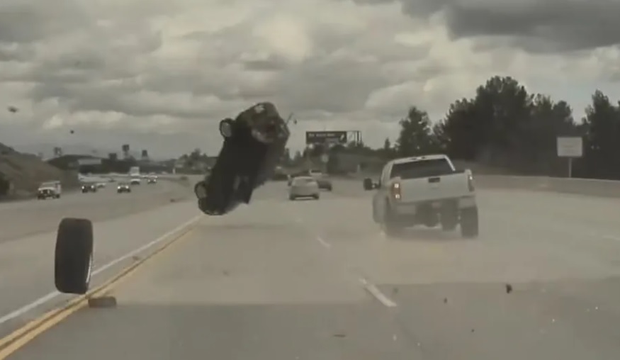Kia Soul capota após ser atingido por pneu nos EUA; vídeo viraliza na web. Foto: Reprodução Instagram