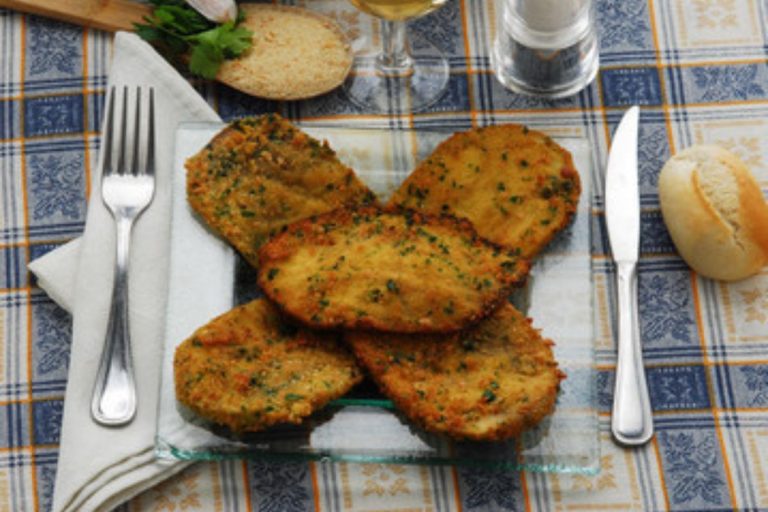 Prepare um prato clássico de maneira rápida e fácil com esta receita de berinjela à milanesa