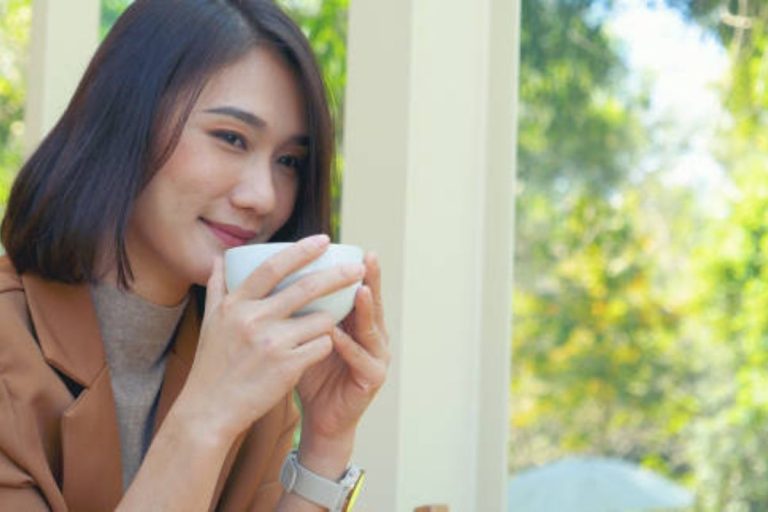 Aprenda a fazer um cappuccino cremoso de dar água na boca sem sair de casa