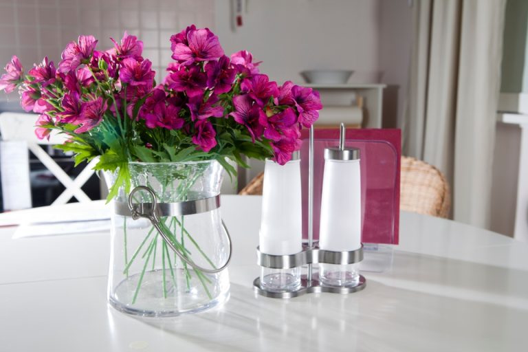 A solução para a falta de tempo: descubra como as plantas artificiais podem trazer frescor e vitalidade à sua casa, mesmo com uma rotina agitada