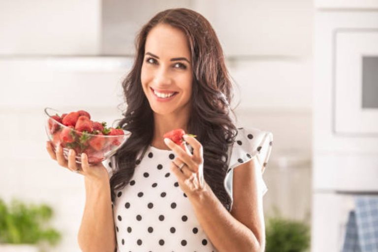 Frutas frescas na palma da mão: a importância de cultivar morangos em casa