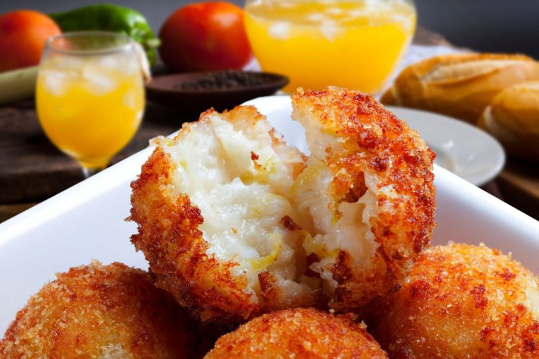 Transforme o básico em extraordinário: veja a receita de bolinho de arroz que vai te surpreender